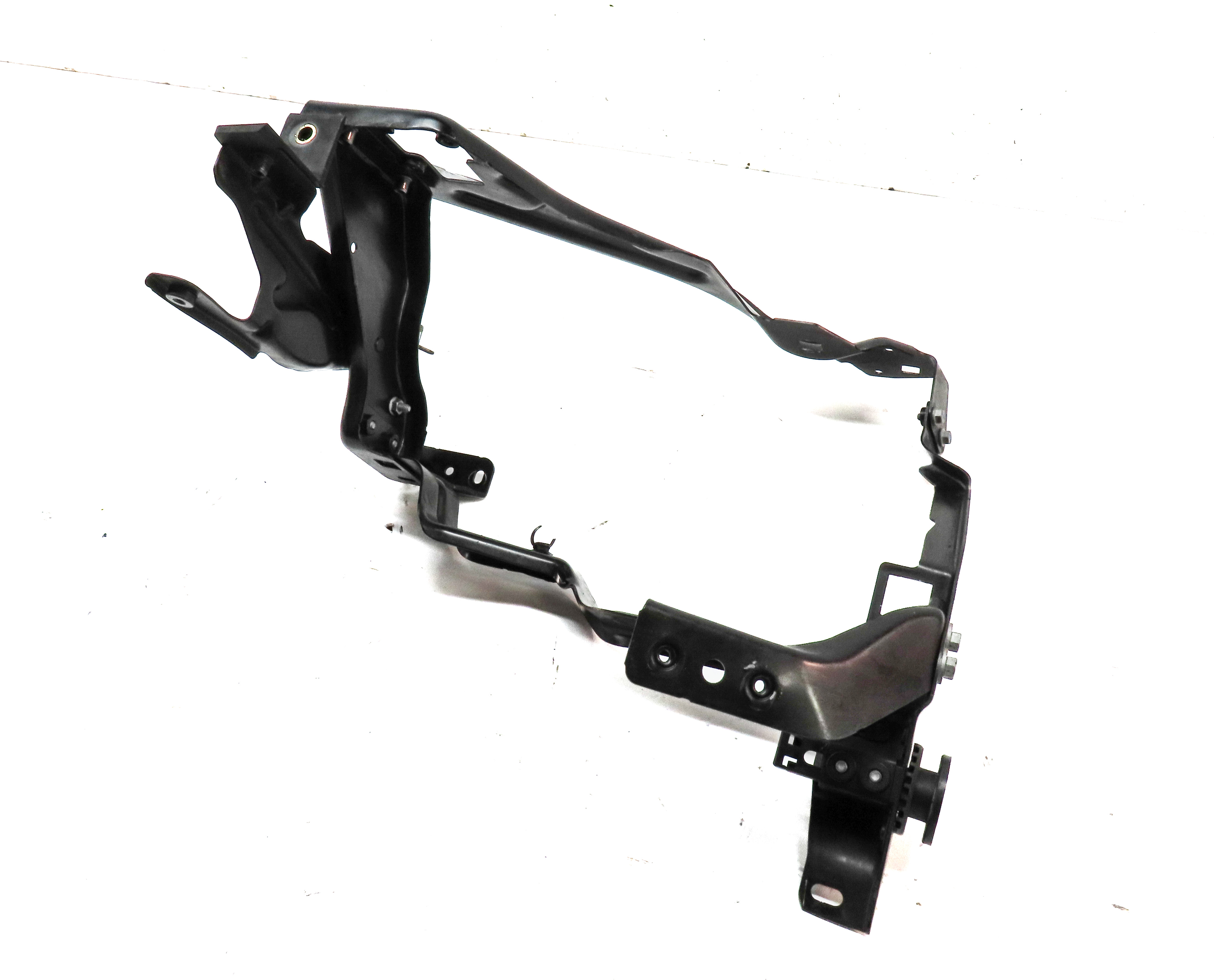 2012 MERCEDES C300 W204 FRONT LEFT DRIVER HEADLIGHT HEAD LIGHT MOUNT BRACKET — exact item pictured